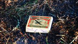 Een luciferdoosje en vuurwerk. Dat vond de brandweer bij het blussen van een stuk rieten berm aan de Hoge Broekstraat in Heeswijk-Dinther.