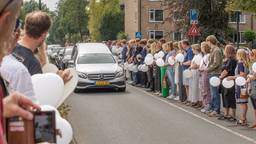 De lijkstoet reed door de woonomgeving van Simo (foto: Caspar Huurdeman Fotografie).
