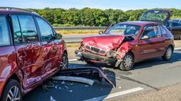 Bestuurder keert op de weg en botst op andere auto