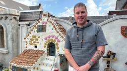 Efteling-fan Michel bouwde snoephuisje Hans en Grietje in zijn achtertuin