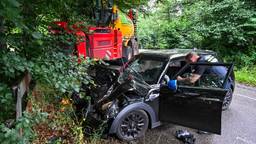 Auto flink beschadigd na botsing met landbouwtank