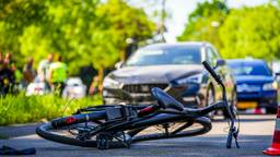 Op de Johan Peijnenburgweg in Geldrop is een fietser enstig gewond geraakt. Hij werd op een oversteekplaats aangereden door een wagen. De voorruit van de auto raakte deels verbrijzeld.