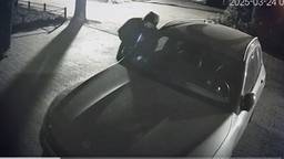 Een tengere man in een blauwe jas en op Adidas-schoenen. Dat zou de persoon zijn die verdacht wordt van betrokkenheid bij tientallen autospiegeldiefstallen in februari, maart en april in Eindhoven en de Kempen.