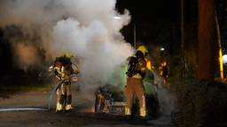 Auto in lichterlaaie in Oosterhout