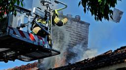 Vier huizen aan de Wagenaarstraat in Tilburg hebben dinsdagochtend schade opgelopen door een grote uitslaande brand.