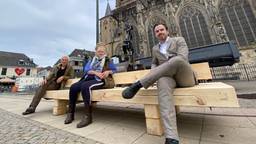Mike van der Geld (r) samen met Jan Louvenberg en Leidi Haaijer op de nieuwe Kastanjebank (fofo: Jan Peels)