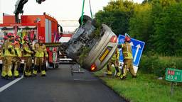 Auto op kant op de A58