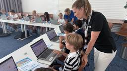Kinderen kiezen AI-zomerschool boven zwemmen in de hitte