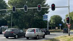 De stoplichten op de Backer en Ruebweg in Breda blijven vrijdagavond rond zes uur op rood staan. Dat levert nogal wat verkeerschaos op.