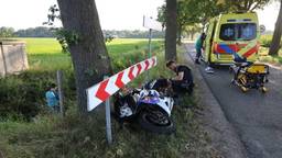Motorrijder gewond nadat hij tegen boom knalt en in sloot belandt
