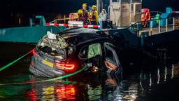 Auto knalt in volle vaart op veerpont en drijft 25 meter van de kant