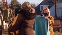 Medewerkster helpt een klant graag op straat.