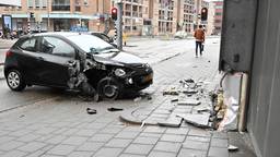 Automobilist ramt gevel gebouw in de John F. Kennedylaan in Breda