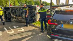 Auto rijdt door rood en belandt op z'n kant, bestuurder onder invloed