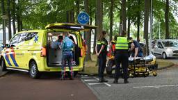 Fietsster naar ziekenhuis na botsing met auto