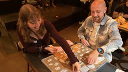 Vergeet swipen, hier zoeken 'tortelaars' de liefde door spelletjes te doen