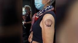 Marianne (79) met haar tatoeage. Privéfoto.
