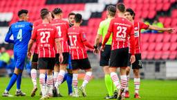 PSV-spelers klagen bij scheidsrechter Danny Makkelie over de 1-2 van Mazraoui (Foto: ANP)