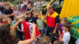 Buurt is ‘verliefd’ op pakketbezorger Genio, maar hij stopt met een traan