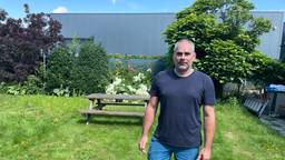 Marc kijkt in zijn achtertuin uit op een muur van 7 meter hoog