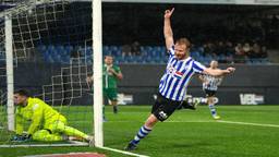 Jort van de Sane viert zijn tweede goal (foto: Orange Pictures)