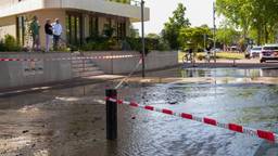 Waterleiding in Helmond gesprongen, straat onder water