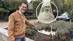 Johan den Ouden wijst de plek aan waar het kunstwerk komt te staan (foto: Erik Peeters).