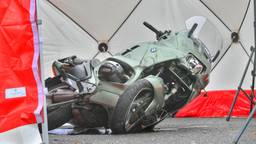 Motorrijder (54) overleden na botsing met taxibusje