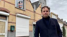 Burgemeester Bernd Roks bij de twee huizen die hij heeft gekocht.