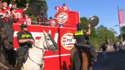 Huldiging PSV: Politie te paard gaat er me de schaal vandoor