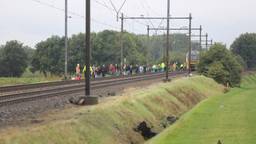 Reizigers verlaten de trein na de aanrijding bij Wouw (foto: Christian Traets/SQ Vision).