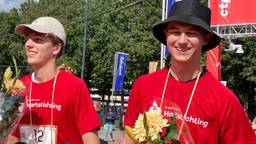 Mathijs en Len na de finish van de 80 van de Langstraat.