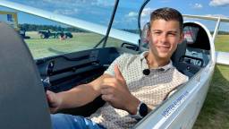 Senna (14) vliegt solo in een zweefvliegtuig: 'later word ik jachtvlieger'