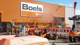 Veel rook door brandende heftruck in loods van groot verhuurbedrijf