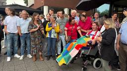 Een laatste lach van Leandro (22) tijdens grote afscheidstocht met wagens
