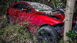 Auto crasht en belandt in bosjes langs Meerveldhovensweg in Eindhoven