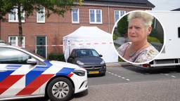 De politie doet onderzoek in het huis waar de vrouw zwaargewond gevonden werd
