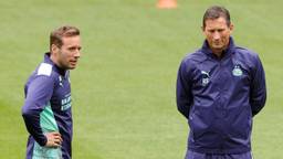 PSV-trainer Roger Schmidt en assistent Jörn Wolff (foto: ANP).