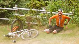 Mathieu van der Poel met pijn naast zijn fiets (foto: ANP).