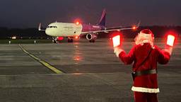 Vliegtuigen ontvangen moet op een vliegveld natuurlijk ook gewoon met Kerstmis gebeuren.