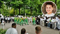 Witte hartjesballonnen bij afscheid van overleden acteur Delivio (12)