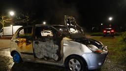 Auto vermoedelijk in brand gestoken bij gemeentehuis