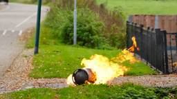 Gasfles vat vlam tijdens wegbranden onkruid