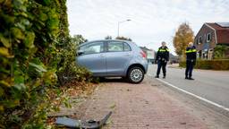 Vrouw gewond nadat ze met auto in voortuin crasht