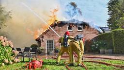 Grote brand in rieten kap maakt woning onbewoonbaar