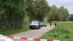 In een auto aan de Loerangelsestraat in Boxmeer is maandagavond een overleden man gevonden.