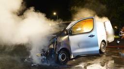 Drie auto's vlogen die avond kort na elkaar in brand op verschillende plekken in het dorp.