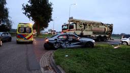 Auto's botsen op elkaar, twee gewonden naar het ziekenhuis