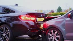 Auto's botsen op elkaar, twee gewonden naar het ziekenhuis