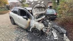 Drie auto's vlogen die avond kort na elkaar in brand op verschillende plekken in het dorp.